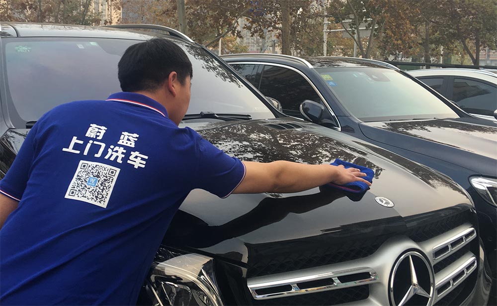 上门洗车,帮车主省事省心_郑州蔚蓝车服